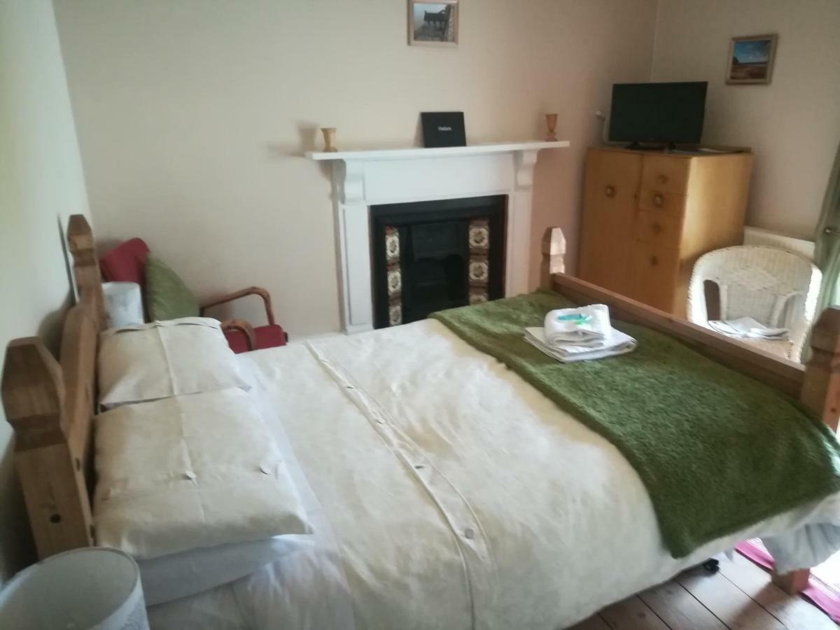 Bed and Breakfast Y Garreg Wen Llanybydder Экстерьер фото